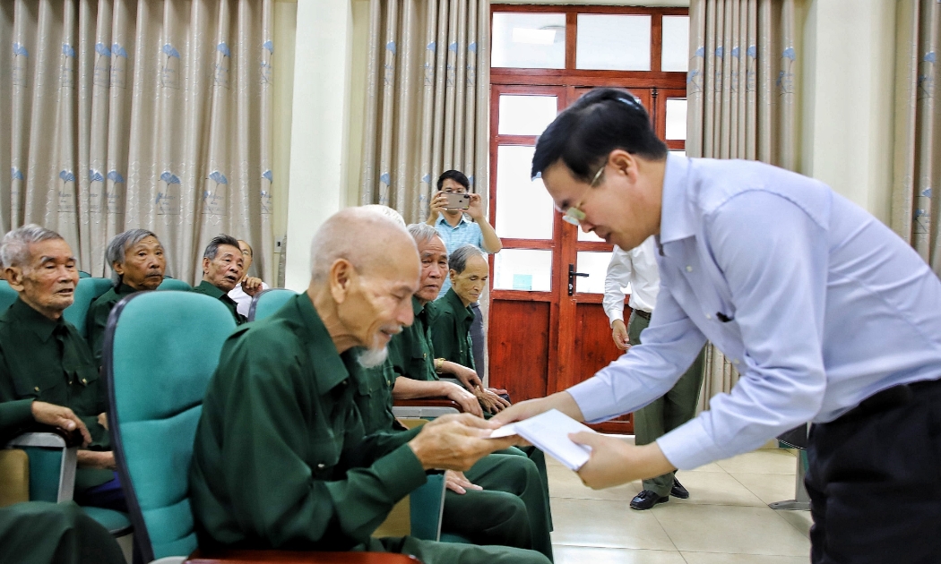 Chủ tịch nước thăm, tặng quà cho người có công. Ảnh - TTXVN. 