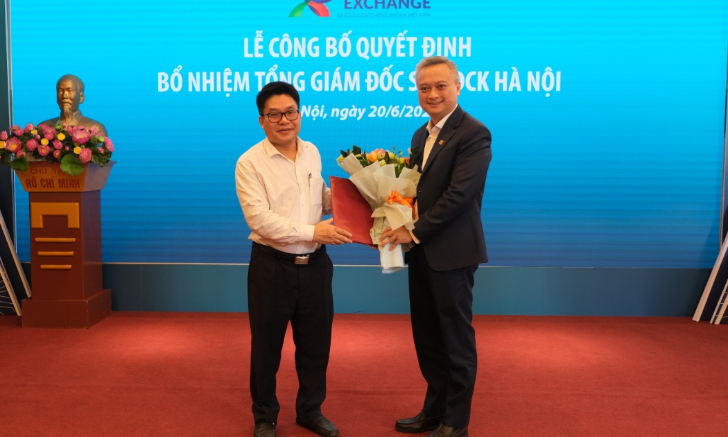 Ông Nguyễn Thành Long, Chủ tịch Hội đồng thành viên Sở Giao dịch chứng khoán Việt Nam đã trao Quyết định bổ nhiệm Tổng Giám đốc Sở Giao dịch chứng khoán Hà Nội cho ông Nguyễn Anh Phong.