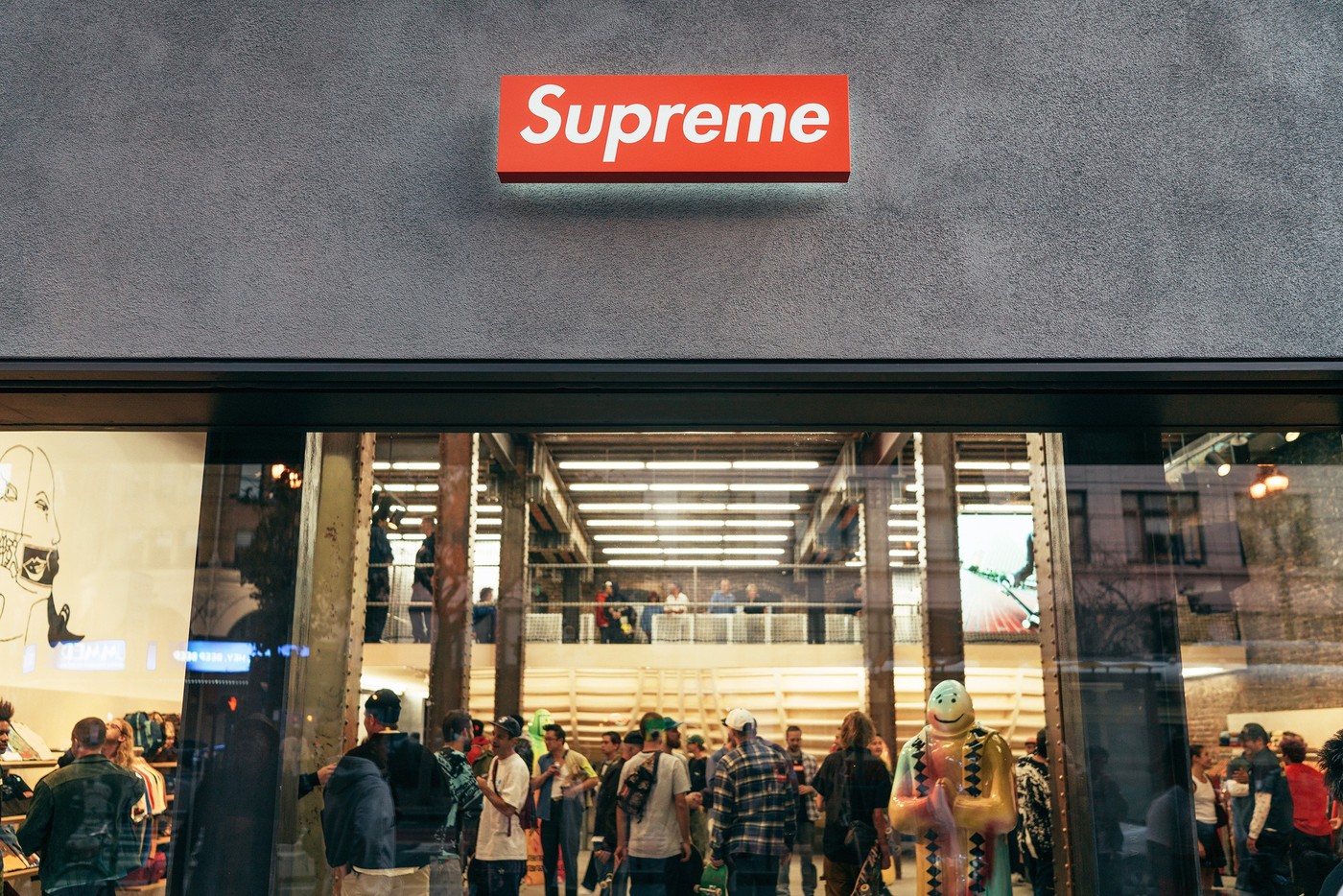 Vào 11h thứ năm hàng tuần trong suốt mùa hè xuân và thu đông, Supreme đều tung ra một số sản phẩm mới ra mắt với giá khuyến mại hấp dẫn.