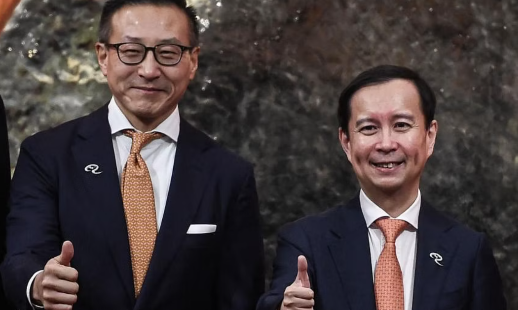 CEO Alibaba Daniel Zhang (phải) và phó chủ tịch điều hành Joseph Tsai vào năm 2019. Ông Tsai sẽ thay thế ông Zhang làm chủ tịch Alibaba - Ảnh: AP