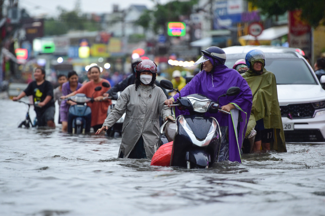 TP.HCM đến nay hễ mưa to là ngập, dù nhiều dự án chống ngập đã hoàn thành và đưa vào sử dụng...