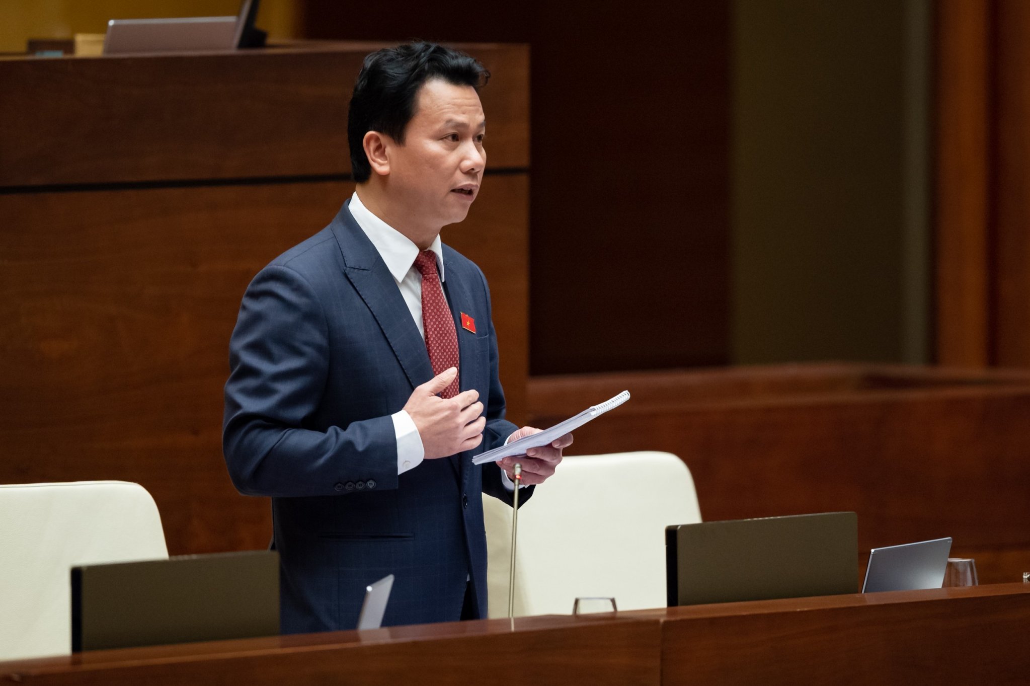 Bộ trưởng Bộ Tài nguyên và Môi trường Đặng Quốc Khánh giải trình, làm rõ một số vấn đề đại biểu Quốc hội thảo luận tại hội trường về dự thảo Luật Đất đai (sửa đổi) chiều 21/6/2023.