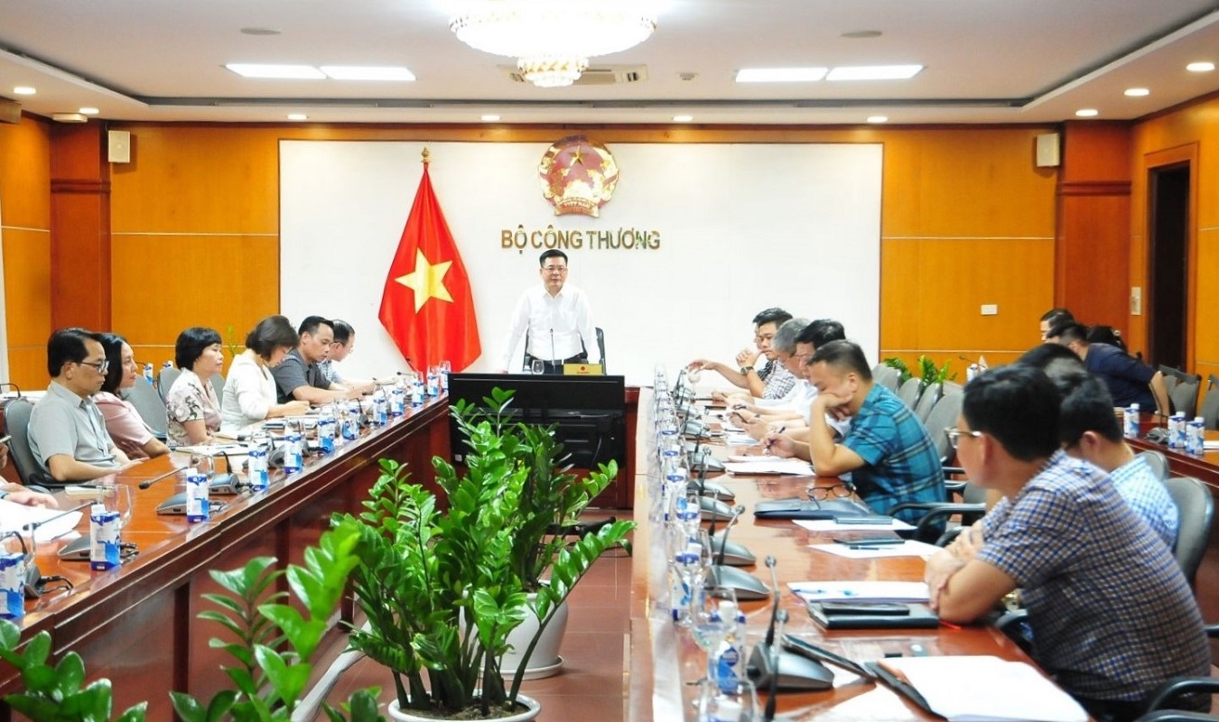 Bộ trưởng Nguyễn Hồng Di&ecirc;n chủ tr&igrave; cuộc họp với c&aacute;c doanh nghiệp đầu mối kinh doanh xăng dầu. Nguồn: Bộ C&ocirc;ng Thương.