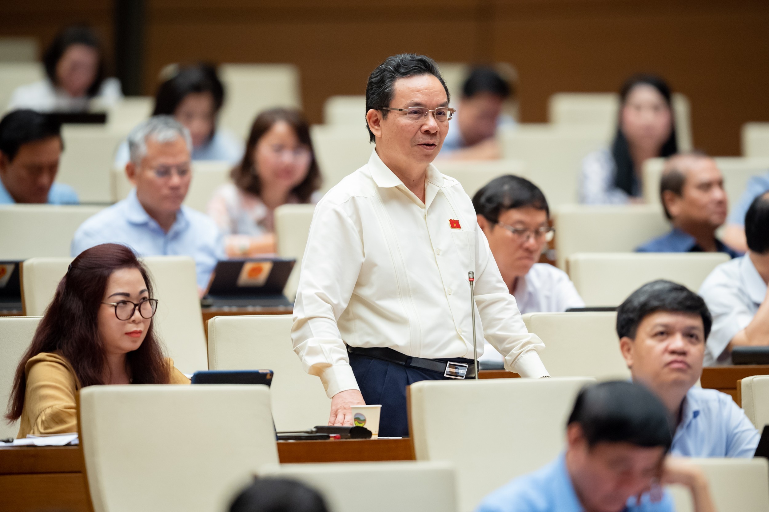 Đại biểu Hoàng Văn Cường (Đoàn Tp.Hà Nội) tranh luận tại hội trường ngày 21/6/2023.