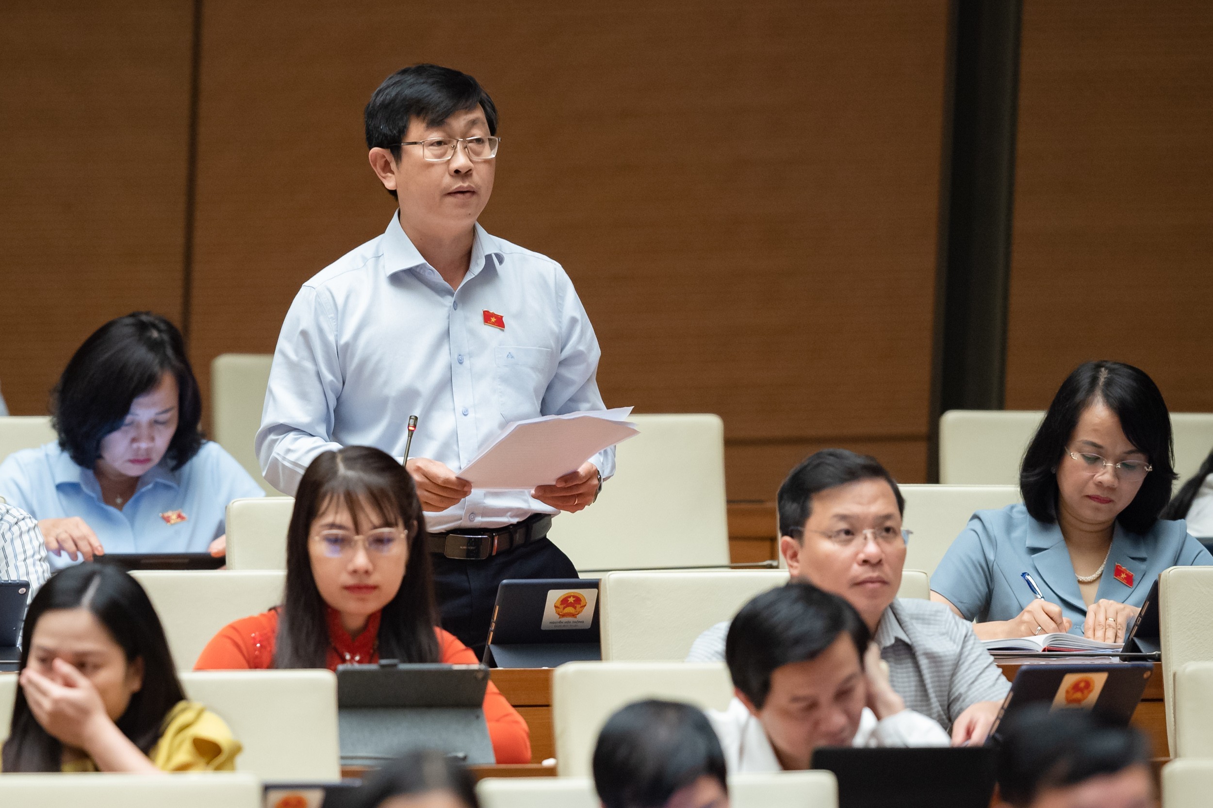 Đại biểu Nguyễn Hữu Th&ocirc;ng (Đo&agrave;n B&igrave;nh Thuận) ph&aacute;t biểu tại hội trường ng&agrave;y 21/6/2023.