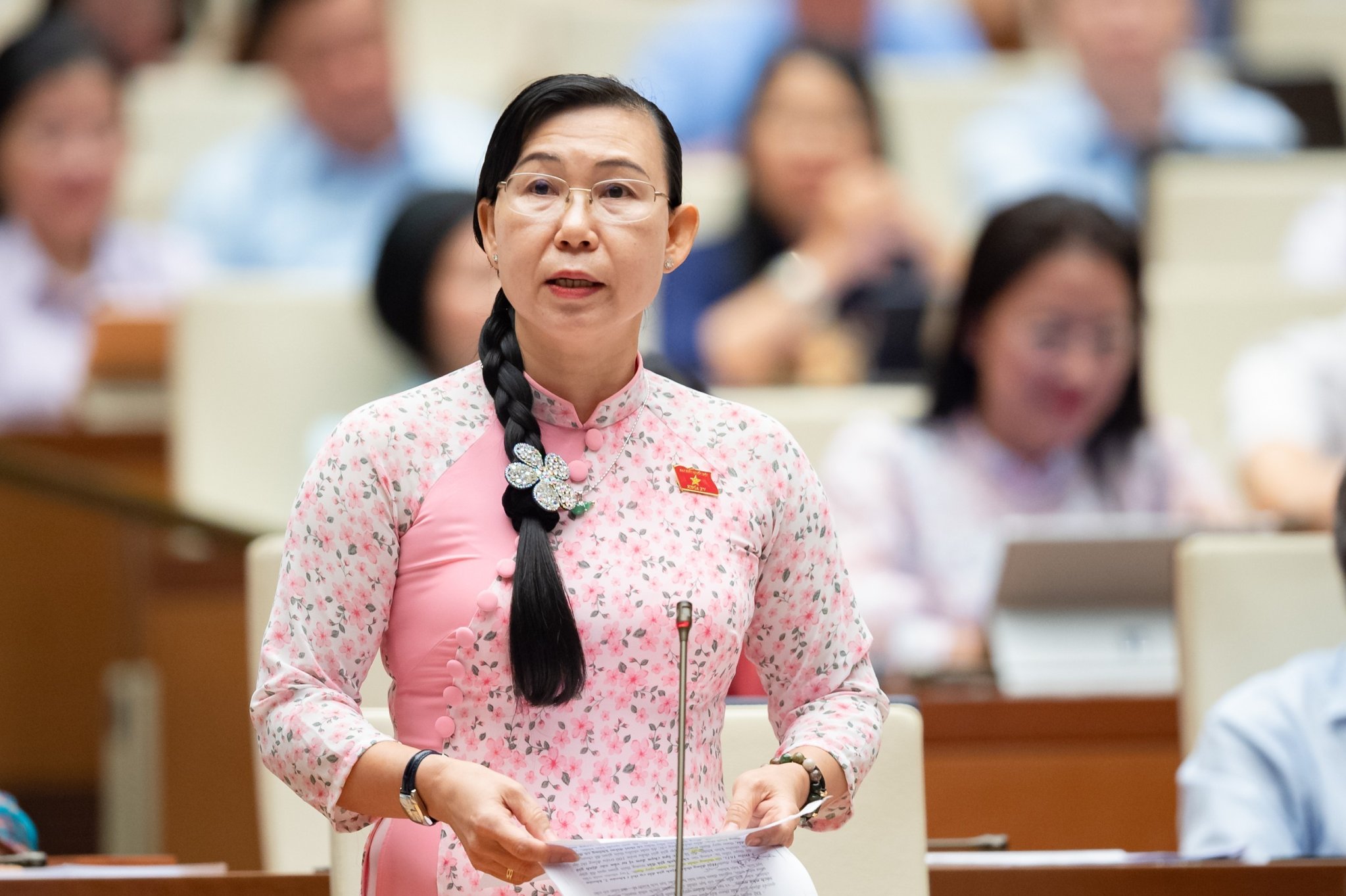 Đại biểu Phan Thị Mỹ Dung (đo&agrave;n Long An) ph&aacute;t biểu tại Hội trường ng&agrave;y 21/6/2023