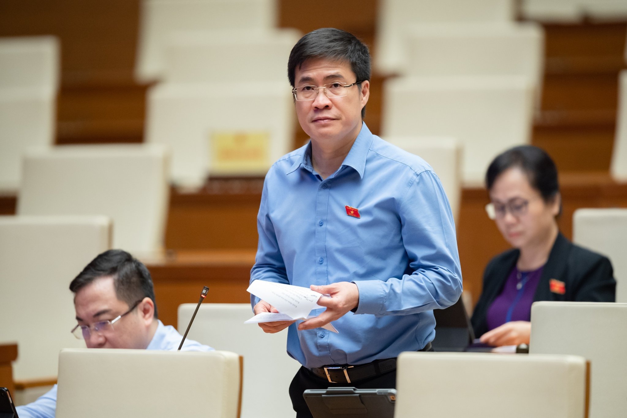 Đại biểu Ho&agrave;ng Minh Hiếu (Đo&agrave;n Nghệ An) ph&aacute;t biểu tại Hội trường ng&agrave;y 21/6/2023.