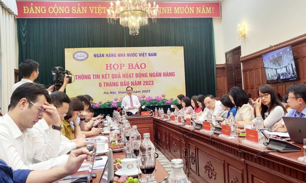 Phó  Thống đốc Đào Minh Tú điều hành họp báo.