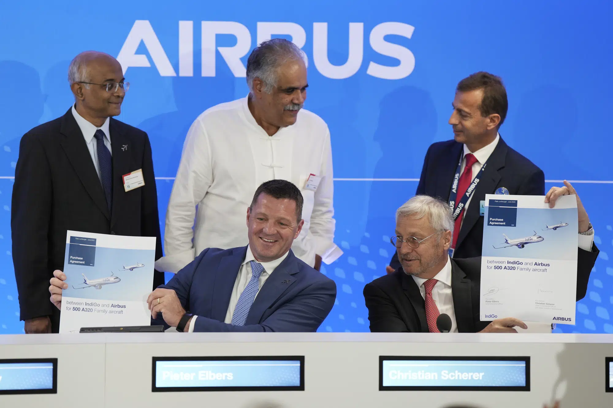 Hãng Airbus đã công bố thỏa thuận kỷ lục 500 máy bay với hãng hàng không Ấn Độ IndiGo. Ảnh: AP News