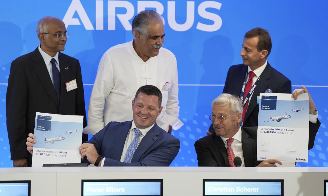 Hãng Airbus đã công bố thỏa thuận kỷ lục 500 máy bay với hãng hàng không Ấn Độ IndiGo. Ảnh: AP News
