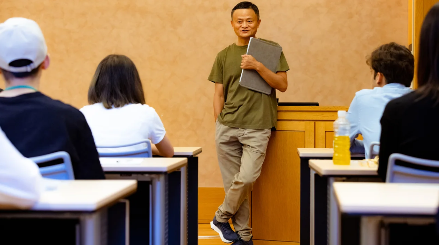 Ông Jack Ma trong buổi giảng gần đây với vai trò giáo sư thỉnh giảng tại Đại học Tokyo - Ảnh: Đại học Tokyo
