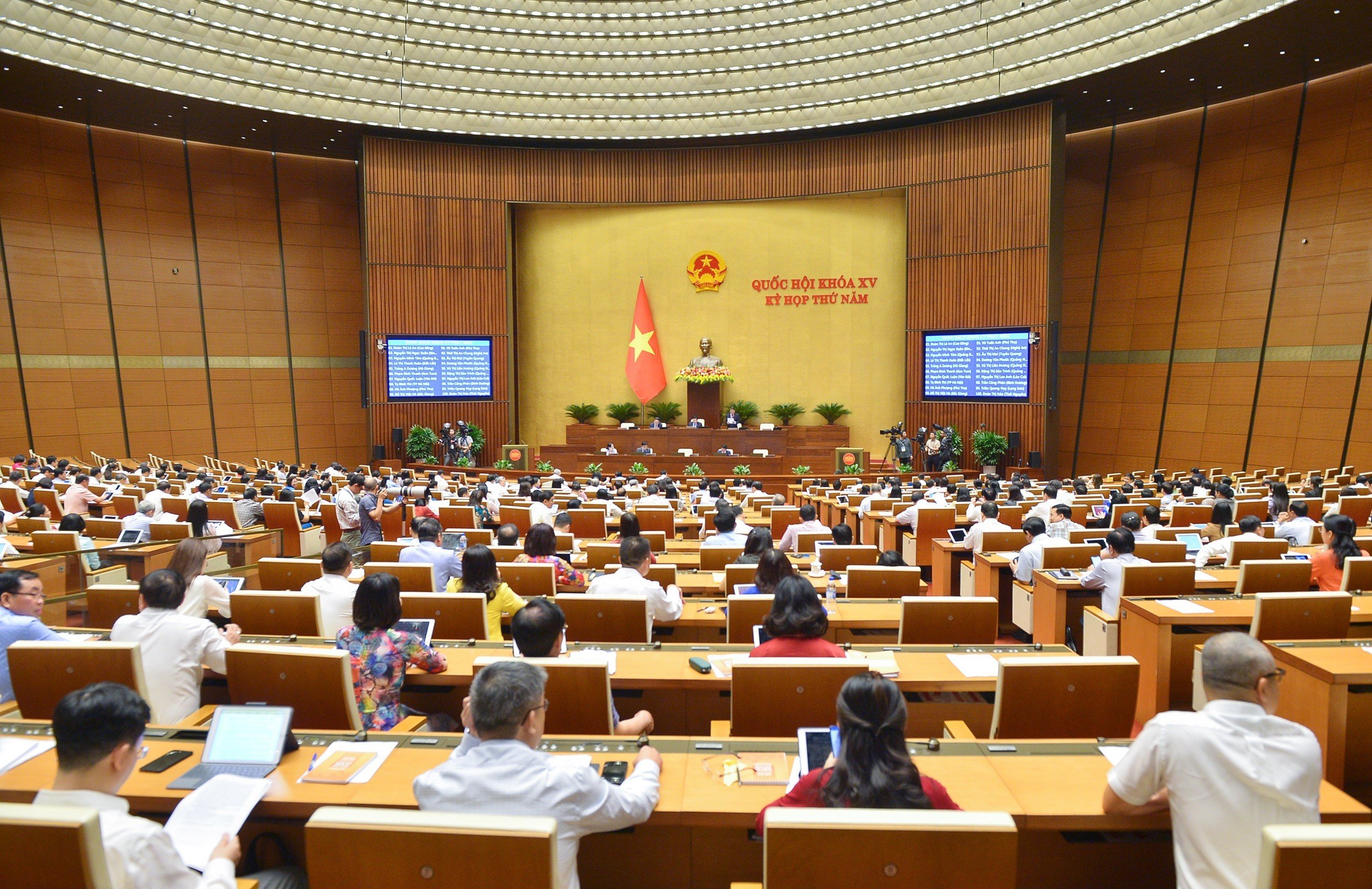 Quốc hội thảo luận ở Hội trường về dự thảo Luật Đất đai (sửa đổi) ngày 21/6/2023