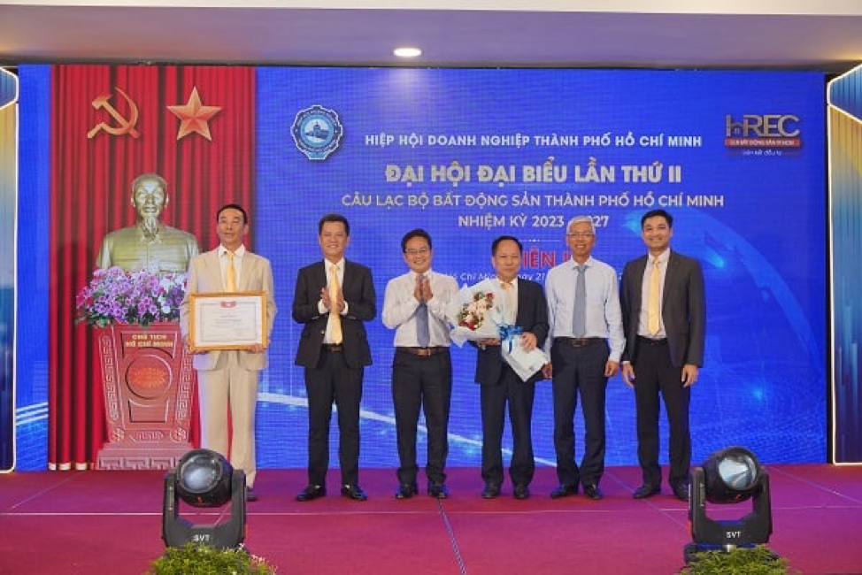 HREC nhận bằng khen vì đã tích cực tham gia các hoạt động an sinh xã hội trên địa bàn TP.HCM - Ảnh: PA.