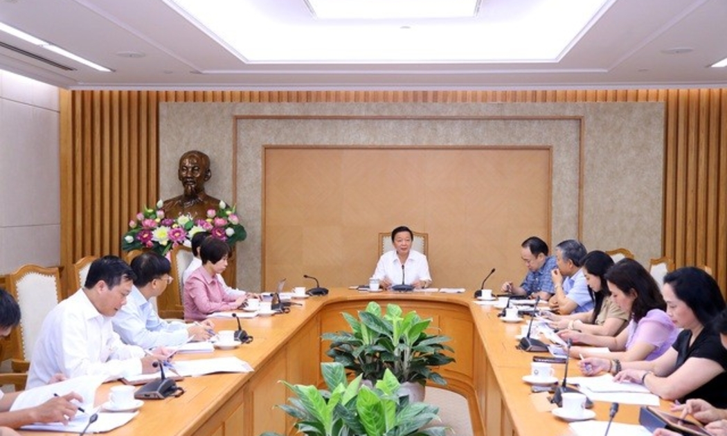 Phó Thủ tướng Trần Hồng Hà họp nghe báo cáo về việc tháo gỡ khó khăn, vướng mắc để phát triển thị trường khoa học công nghệ ngày 19/6 tại Trụ sở Chính phủ.