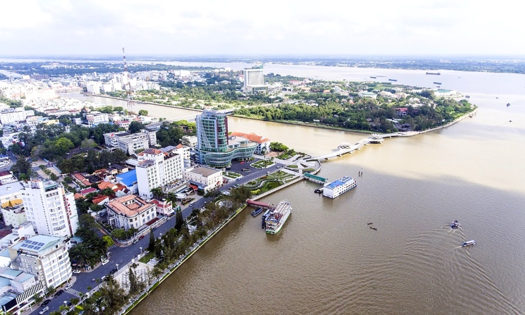 TP. Cần Thơ nằm bên bờ sông Hậu.