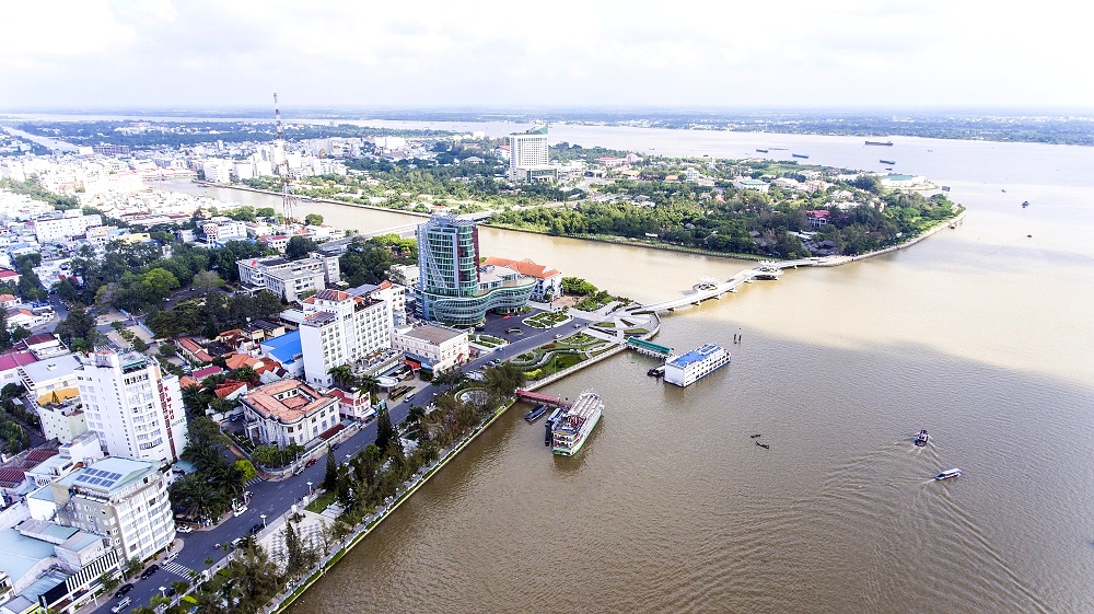 TP. Cần Thơ nằm bên bờ sông Hậu.