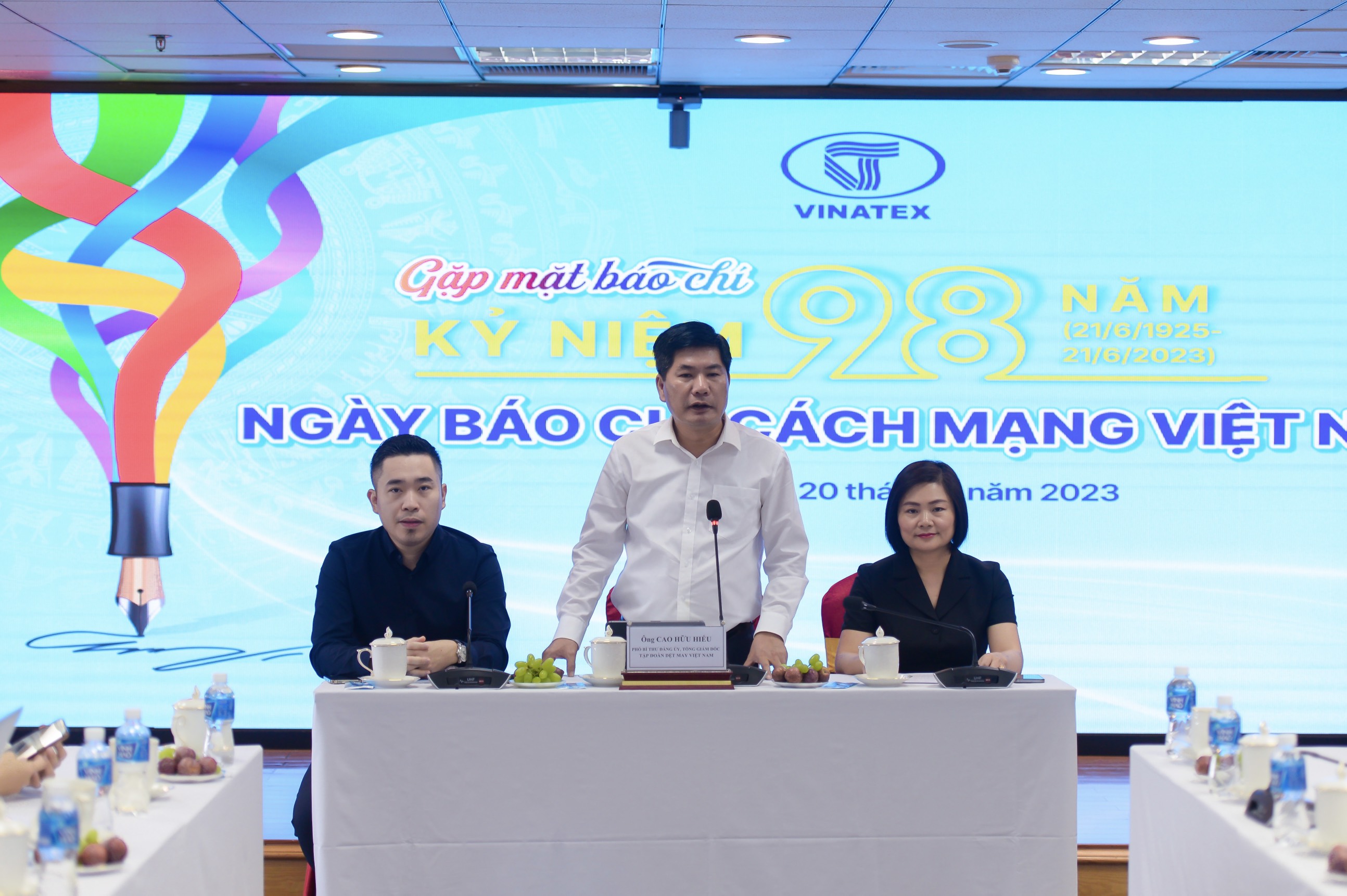 &Ocirc;ng Cao Hữu Hiếu, Tổng Gi&aacute;m đốc Vinatex chia sẻ tại buổi gặp mặt b&aacute;o ch&iacute;.