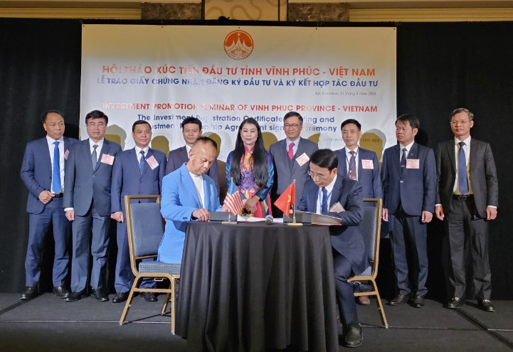 Tại Hội thảo Xúc tiến đầu tư tỉnh Vĩnh Phúc tại New York tháng 3/2023 đã diễn ra Lễ ký kết hợp tác đầu tư giữa Sở Kế hoạch và Đầu tư tỉnh Vĩnh Phúc với Công ty Cổ phần Lotus Gold Việt Nam và Quỹ Đầu tư Azura Holdings.