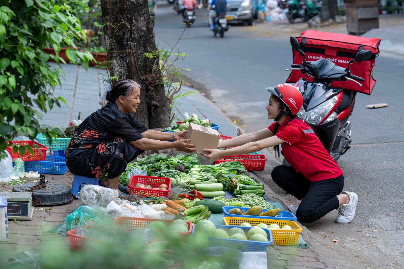Tác phong chuẩn, hiệu suất tốt, thái độ niềm nở và vui vẻ với khách hàng là 3 tiêu chí đánh giá xếp hạng trong cuộc thi “Giao hiệu quả - Nhận niềm vui”.