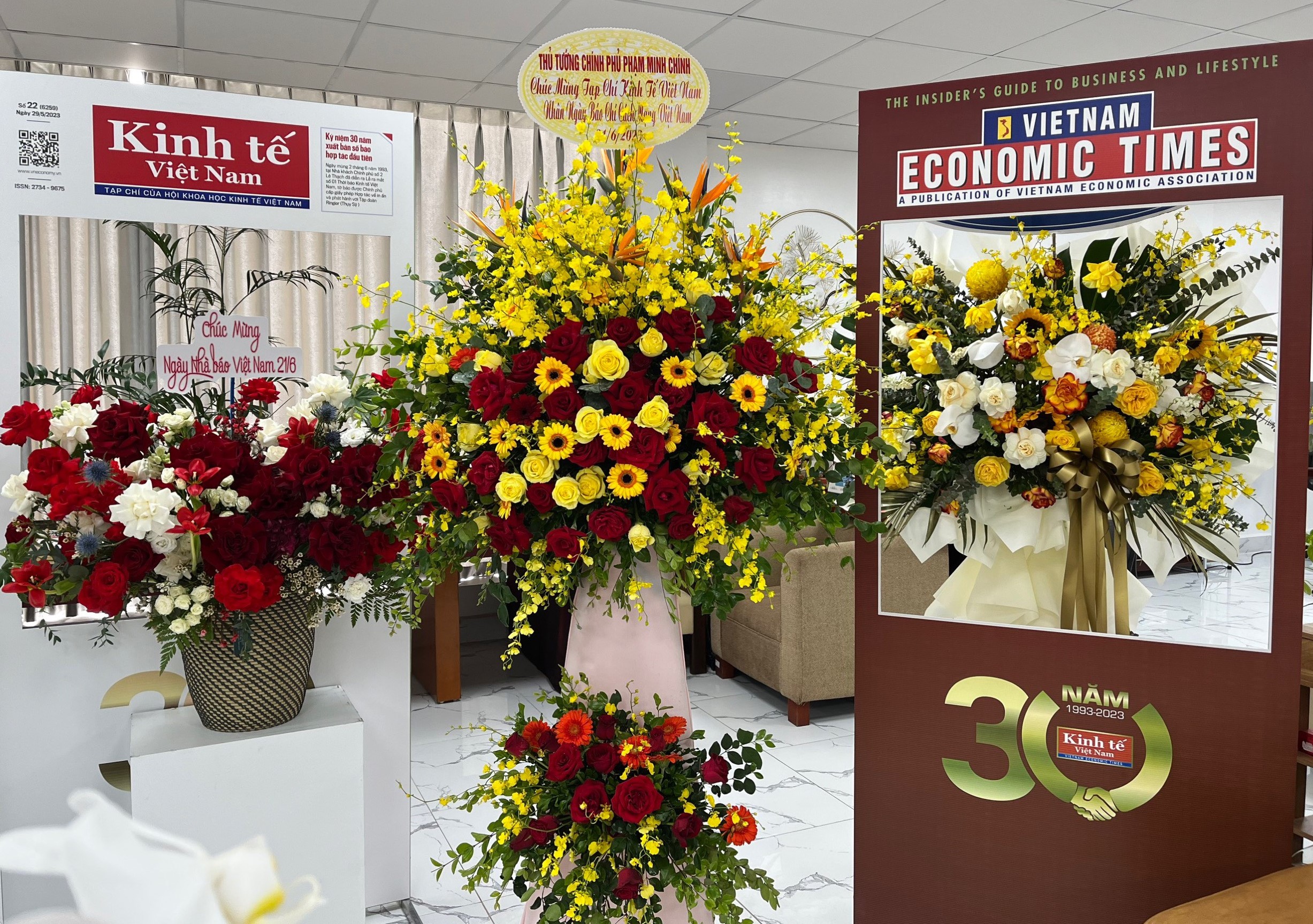 Nhân Ngày Báo chí 21/6, Tạp chí Kinh tế Việt Nam – VnEconomy - Vietnam Economic Times đã vinh dự và vui mừng được đón nhận lẵng hoa chúc mừng của Thủ tướng Chính phủ Phạm Minh Chính cùng những lời chúc tốt đẹp, sự quan tâm của các đồng chí lãnh đạo Đảng, Nhà nước, Chính phủ, các bộ, ngành, các cơ quan, đơn vị, các doanh nghiệp.
