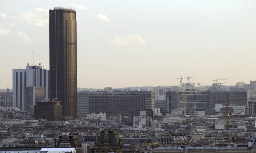 Tháp Montparnasse là tòa nhà chọc trời duy nhất ở Paris.