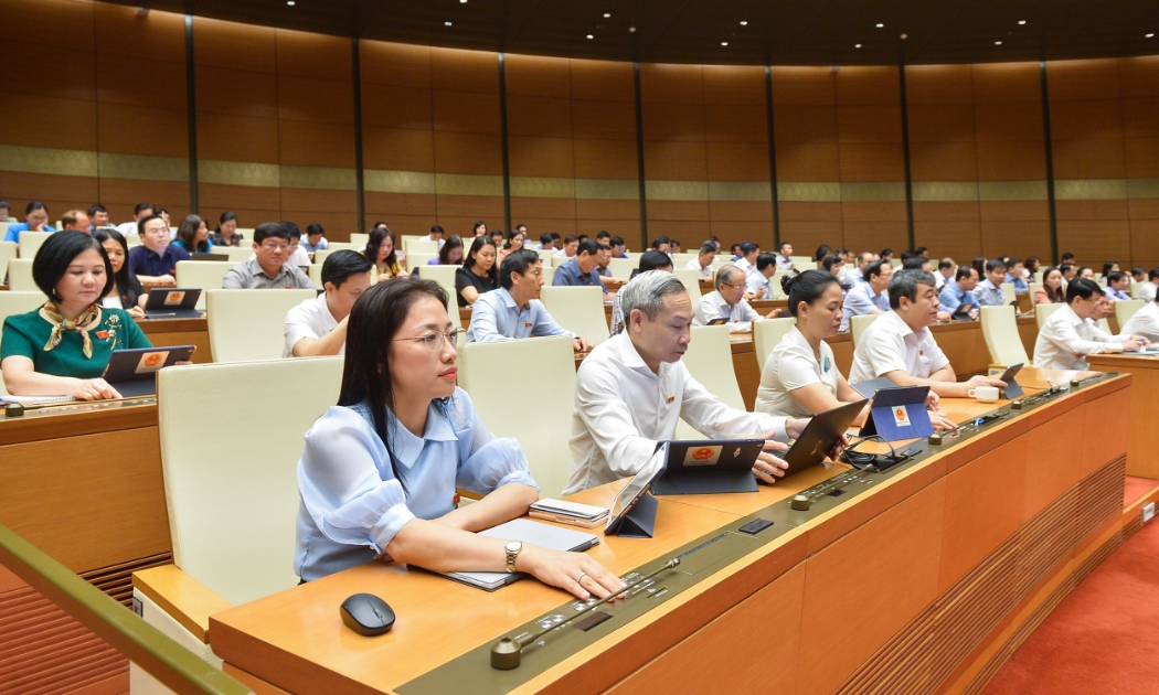Các đại biểu Quốc hội bấm nút thông qua Luật Giao dịch điện tử (sửa đổi) ngày 22/6/2023.