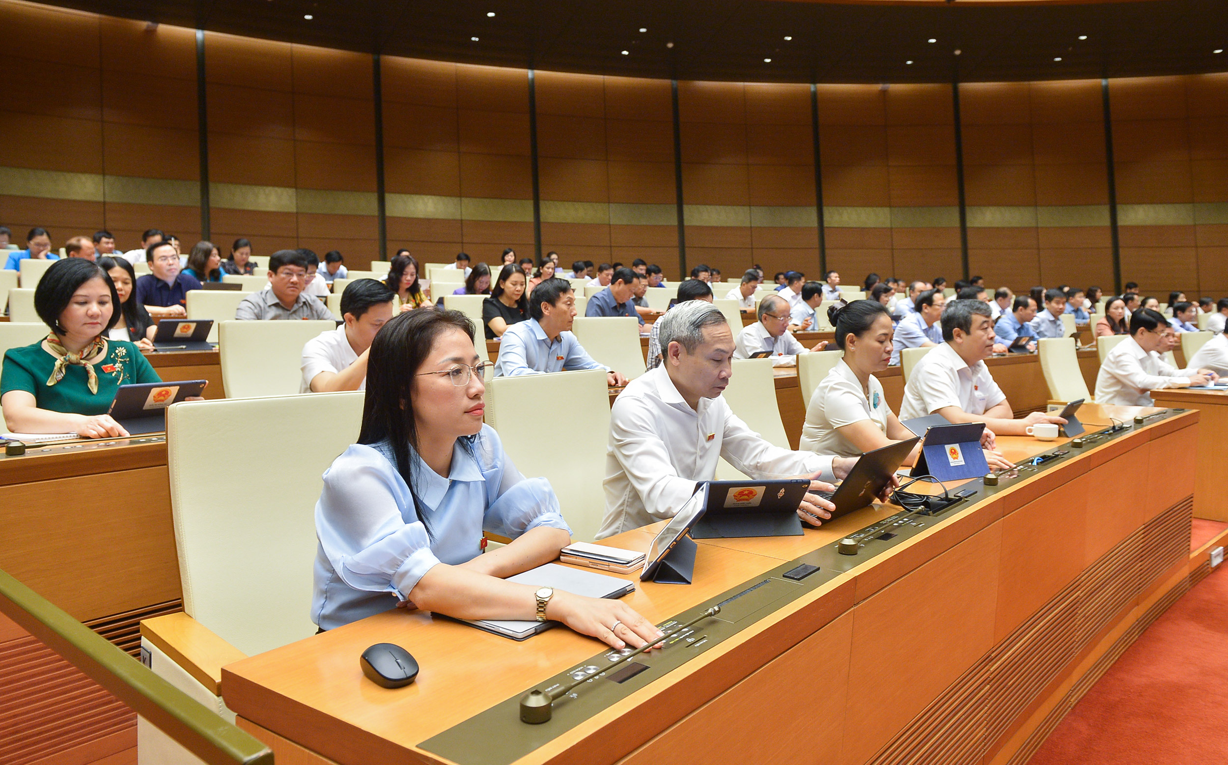 Các đại biểu Quốc hội bấm nút thông qua Luật Giao dịch điện tử (sửa đổi) ngày 22/6/2023.