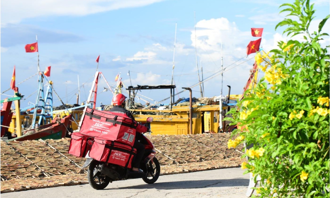 Nhân viên giao nhận J&T Express giao hàng dưới thời tiết nắng nóng lập đỉnh trên cả nước.