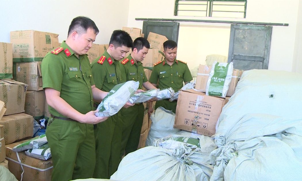 Lực lượng Công an kiểm tra số tang vật thu giữ