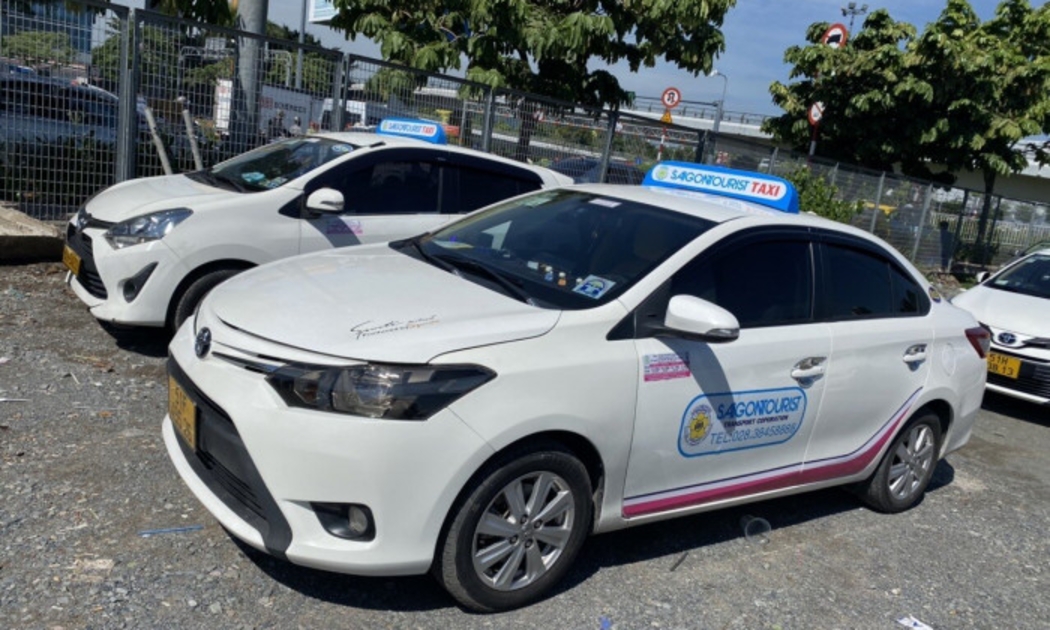 Taxi gian lận cước, lắp đồng hồ tính cước không đúng quy định. Ảnh: Đỗ Loan.
