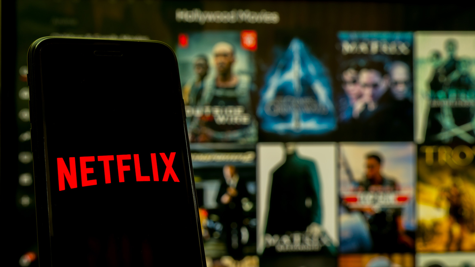 Đi theo mô hình đa dạng luồng doanh thu như Disney, Netflix cần thời gian để xây dựng một hệ sinh thái tương tự.
