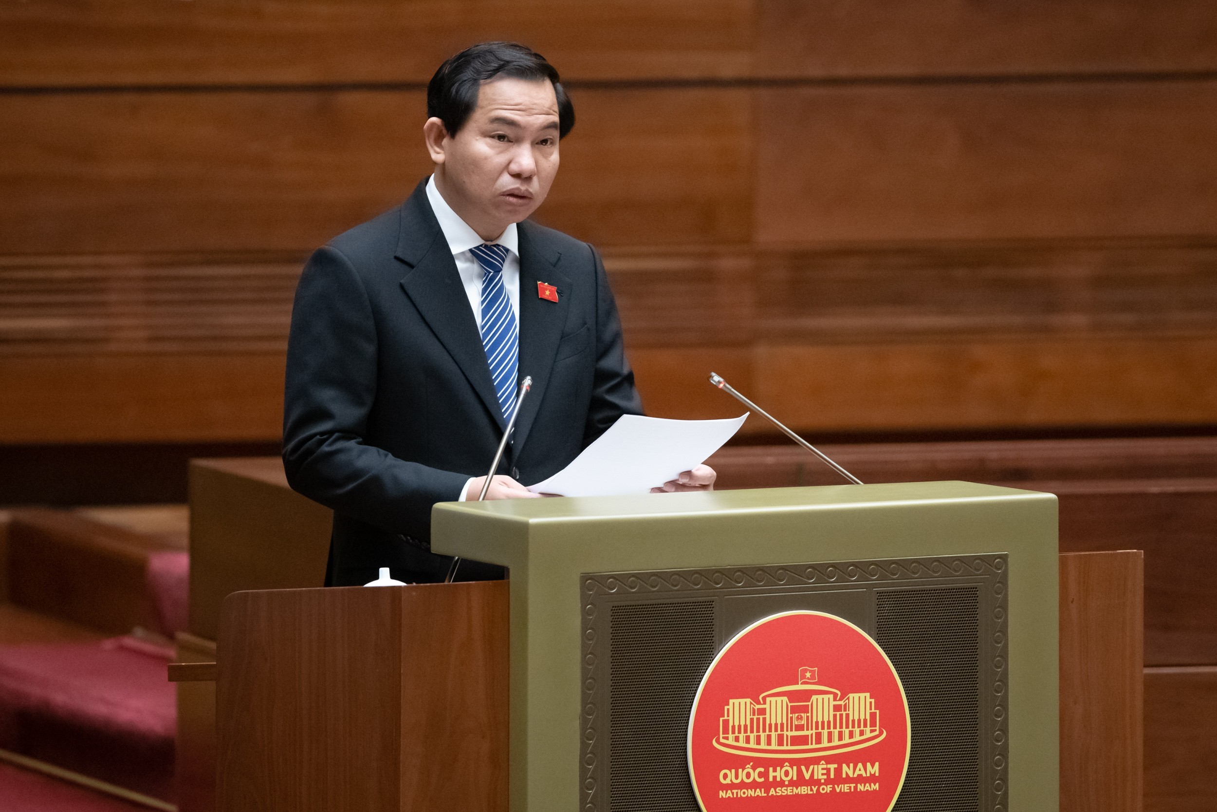 Chủ nhiệm Ủy ban Tài chính, Ngân sách Lê Quang Mạnh trình bày báo cáo giải trình, tiếp thu, chỉnh lý dự thảo Nghị quyết.