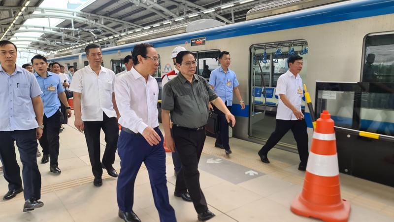 Thủ tướng Ch&iacute;nh phủ Phạm Minh Ch&iacute;nh trong chuyến đi kiểm tra dự &aacute;n metro số 1 đầu ti&ecirc;n của TP.HCM hiện đ&atilde; ho&agrave;n th&agrave;nh đạt 97% tổng khối lượng v&agrave; dự kiến sẽ đưa v&agrave;o khai th&aacute;c đầu năm 2024.