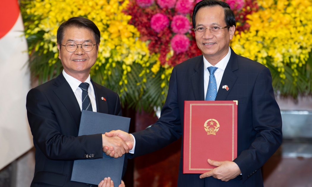 Bộ trưởng Bộ Lao động - Thương binh và Xã hội Đào Ngọc Dung và Bộ trưởng Việc làm và Lao động Hàn Quốc Lee Jung Sik ký và trao Bản Ghi nhớ (MOU) về phái cử và tiếp nhận lao động Việt Nam. Ảnh - MOLISA.