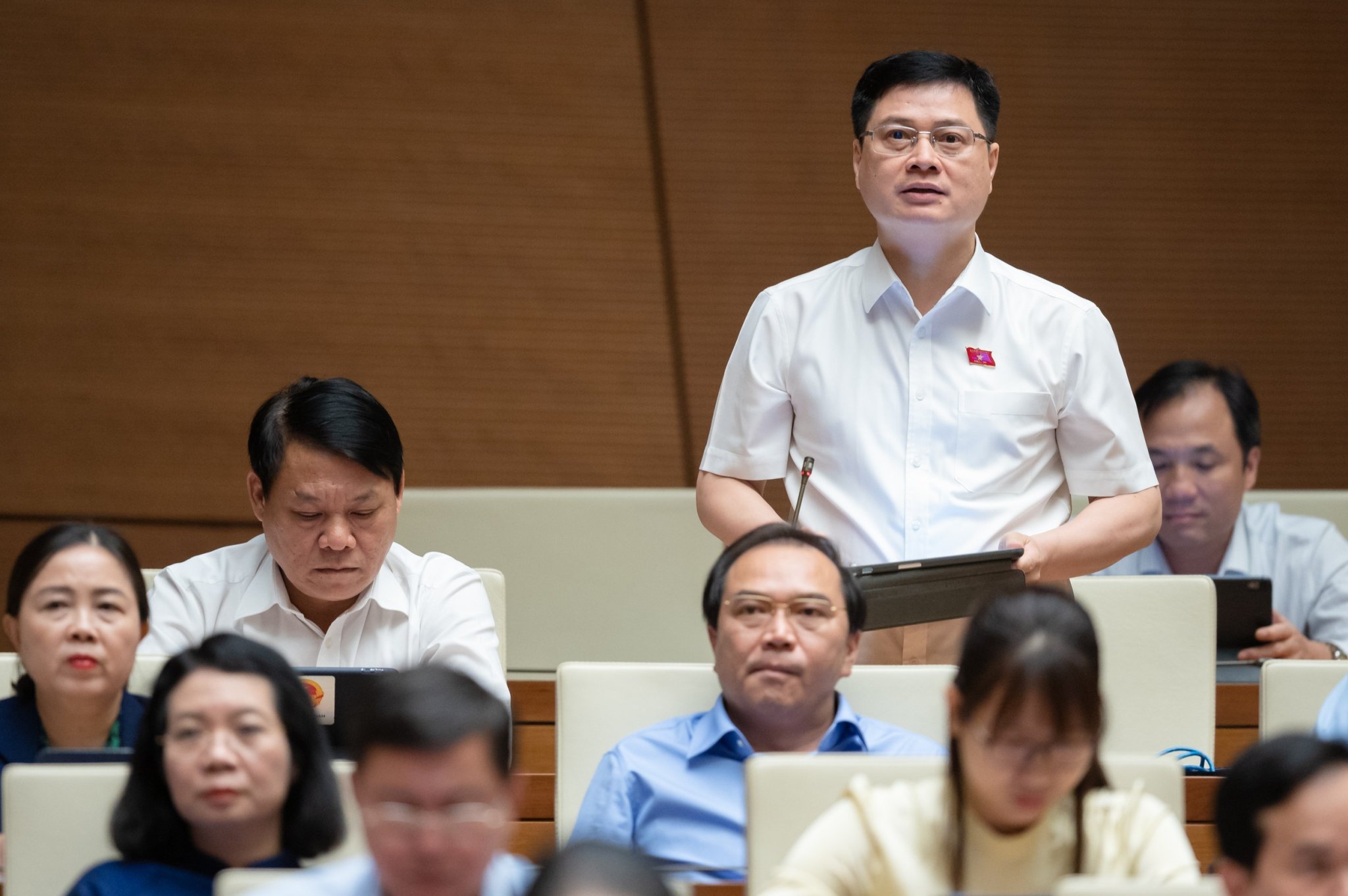 Đại biểu Cầm H&agrave; Chung ph&aacute;t biểu- Ảnh: Quochoi.vn