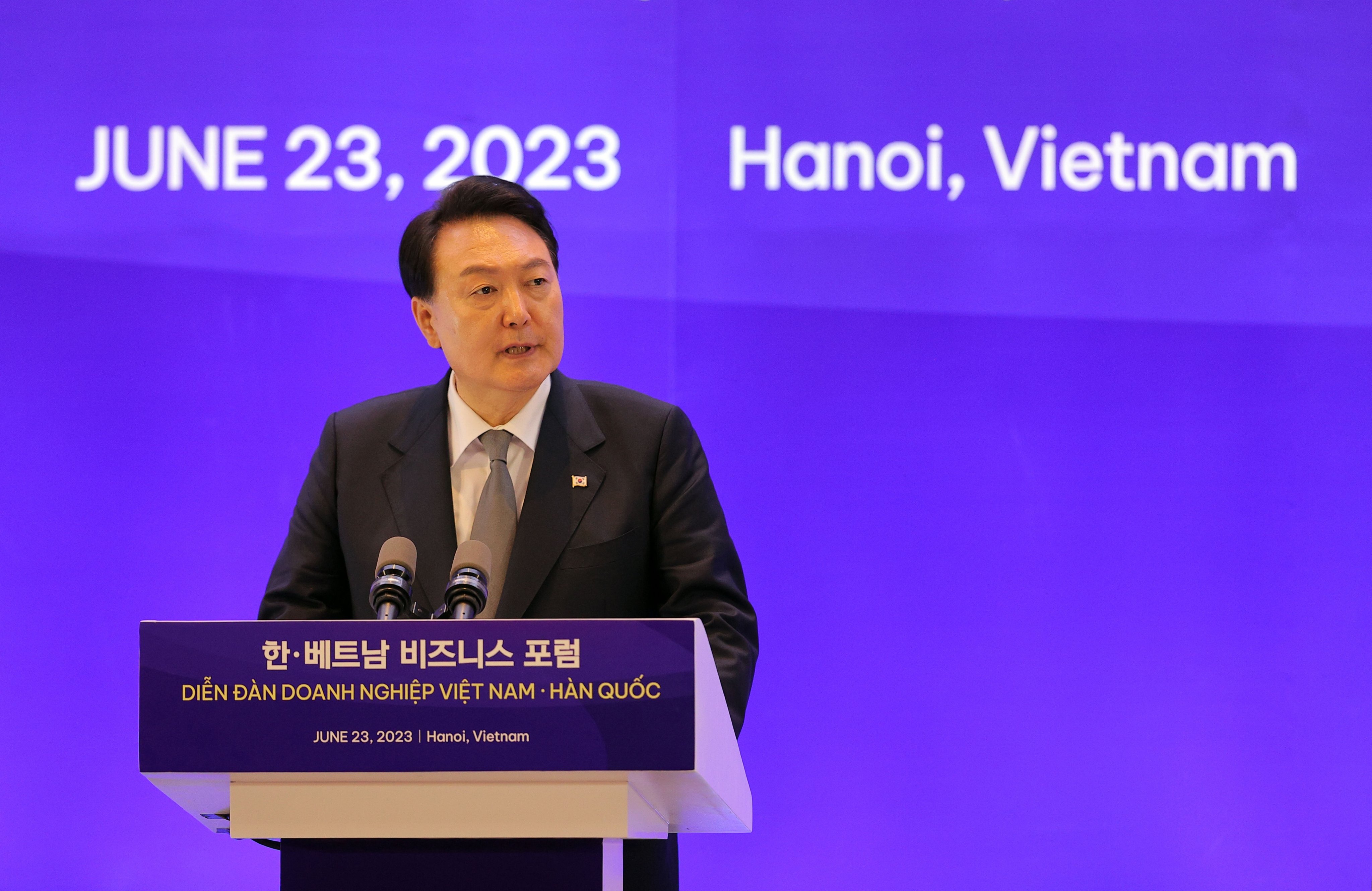 Tổng thống Hàn Quốc Yoon Suk Yeol phát biểu tại diễn đàn - Ảnh: Việt Dũng