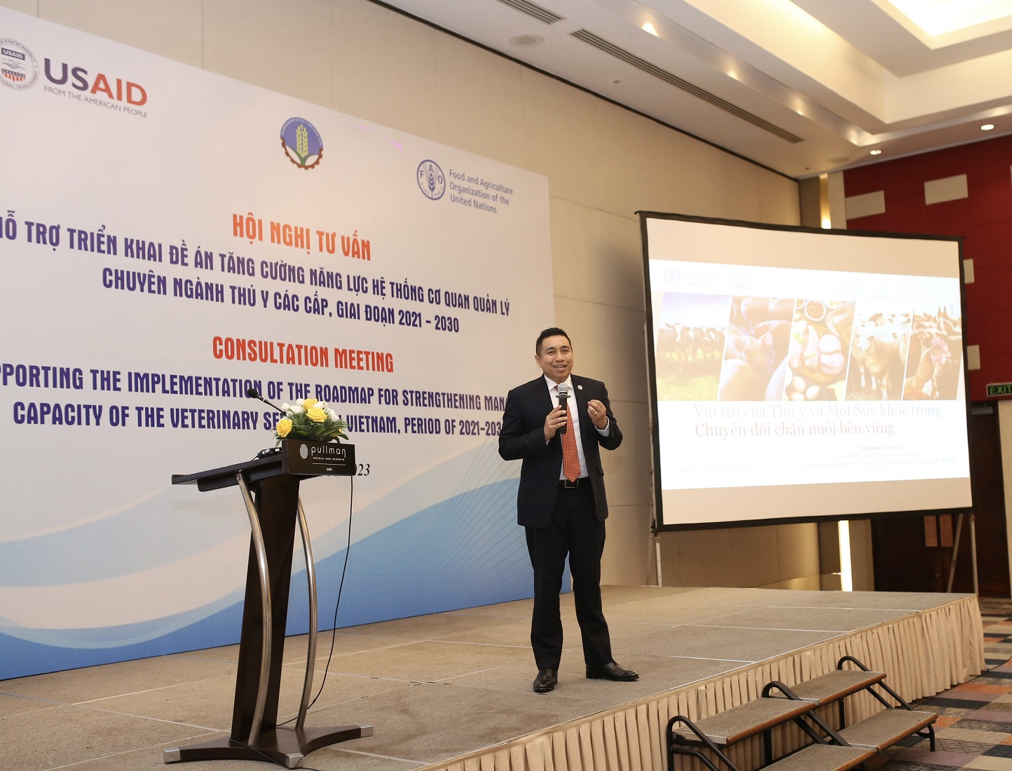 Ông Thanawat Tiensin tư vấn tại hội thảo.