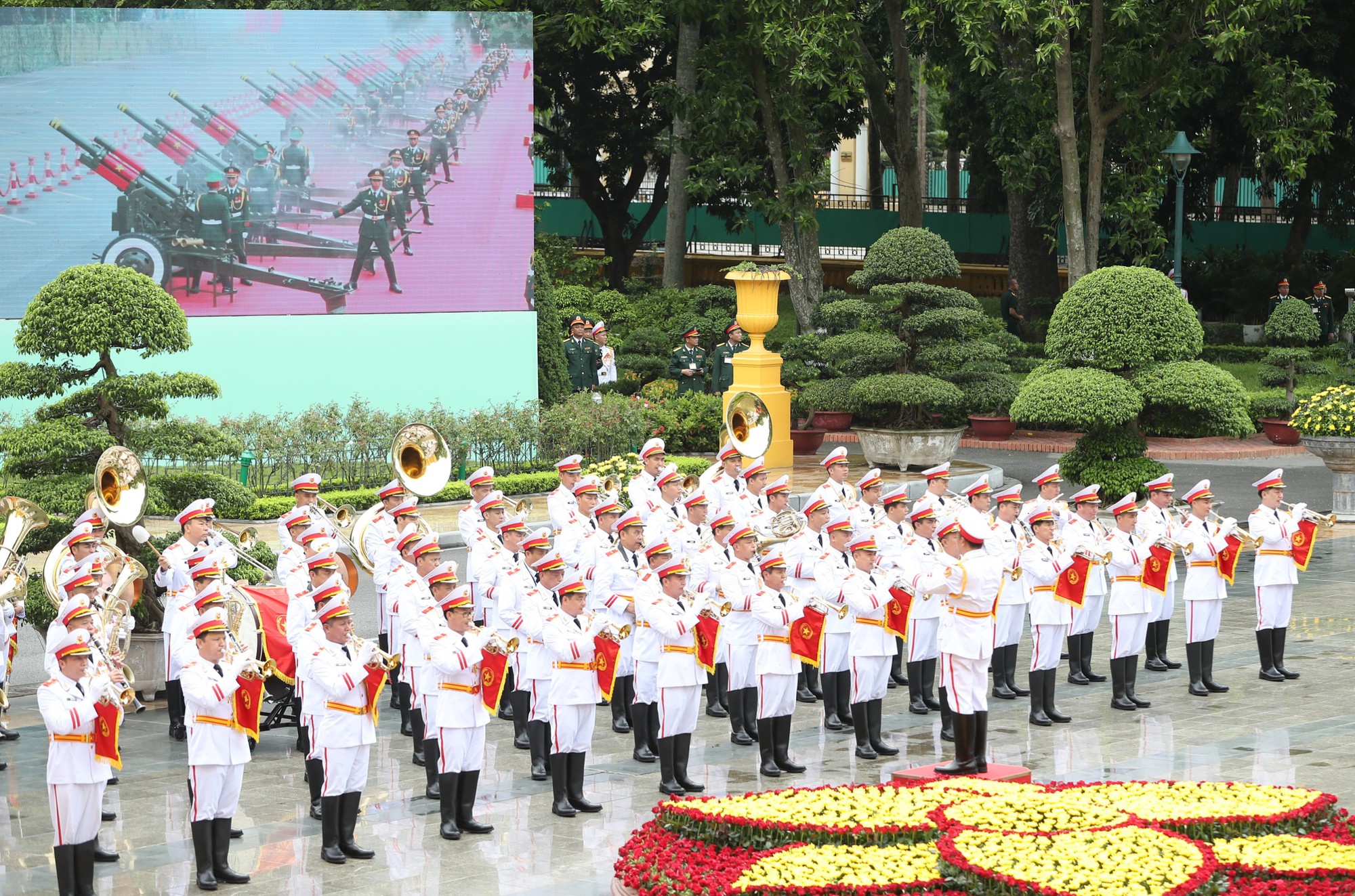 Quân nhạc cử Quốc thiều hai nước - Ảnh: VGP