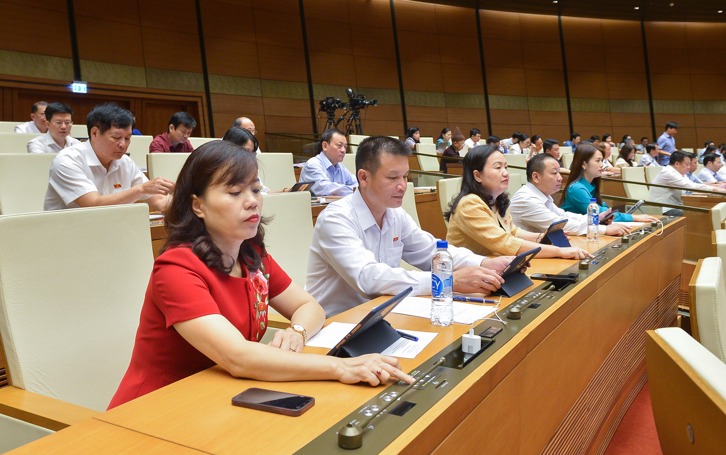 Đại biểu Quốc hội bấm nút thông qua Luật Đấu thầu (sửa đổi) ngày 23/6/2023.