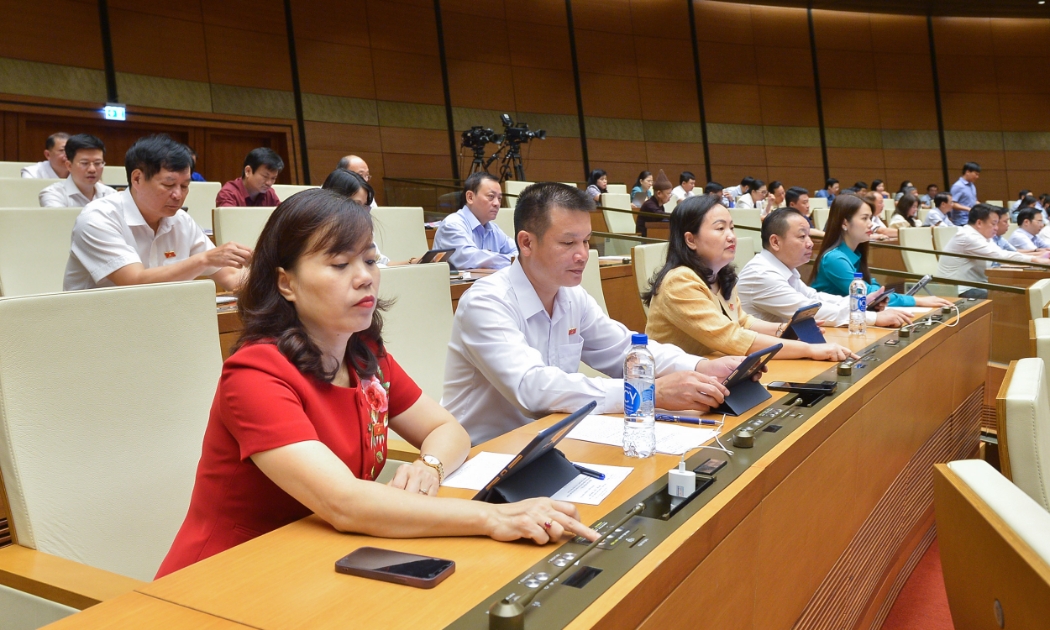 Đại biểu Quốc hội bấm nút thông qua Luật Đấu thầu (sửa đổi) ngày 23/6/2023.