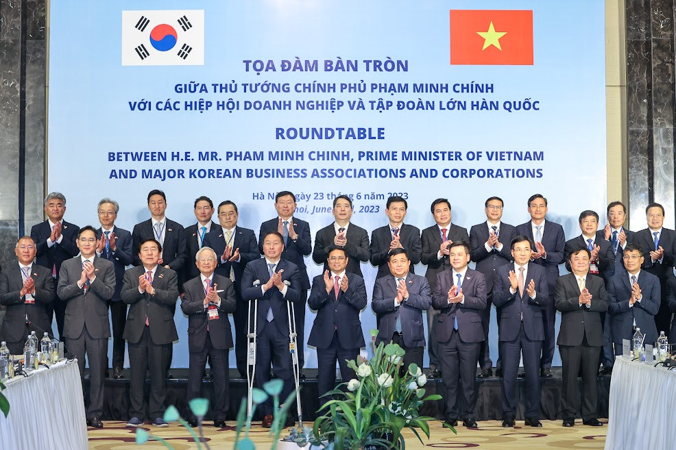 Thủ tướng Phạm Minh Chính và đại diện các hiệp hội doanh nghiệp/tập đoàn lớn cảu Hàn Quốc - Ảnh: VGP