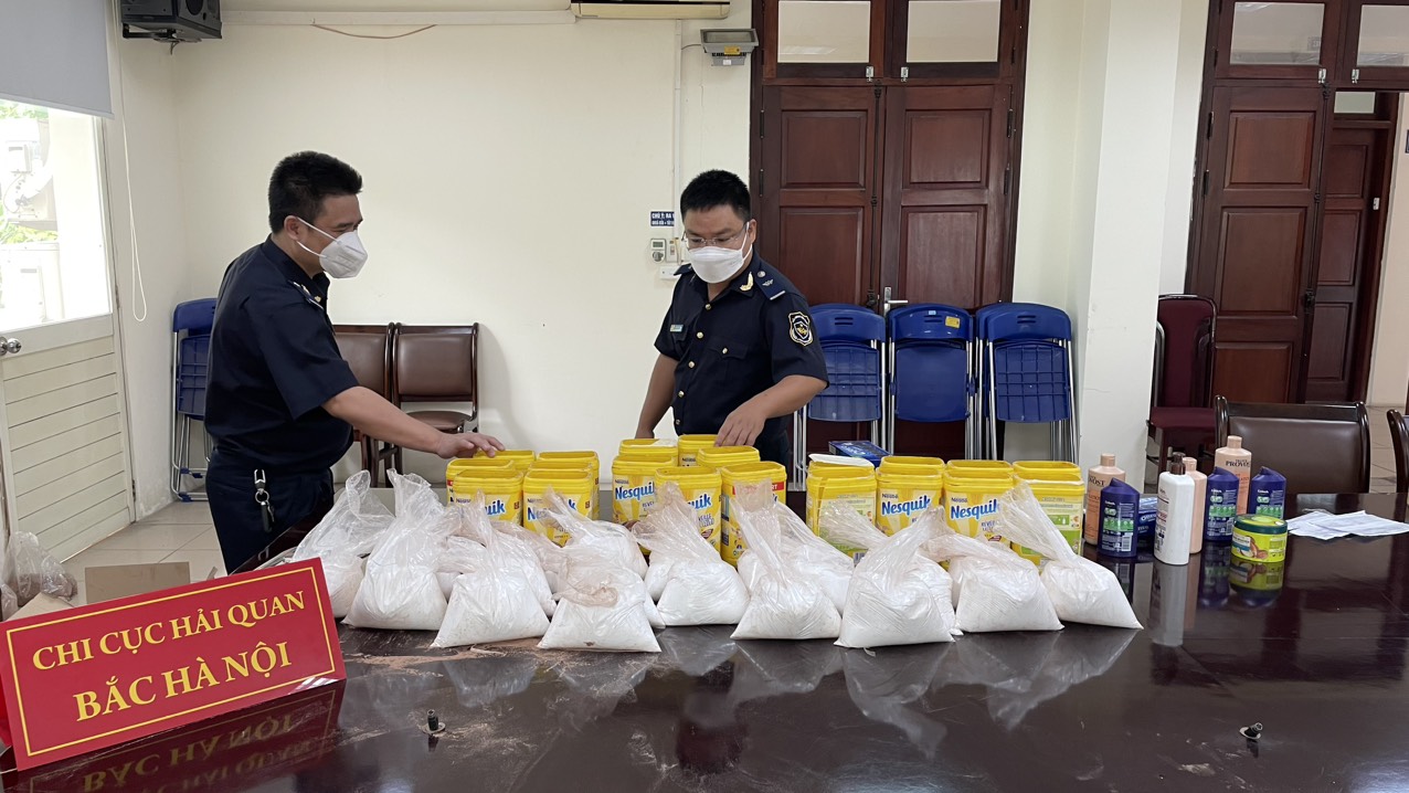 Cơ quan chức năng kiểm tra các hộp cacao và phát hiện các gói tinh thể màu trắng, nghi là ketamin.