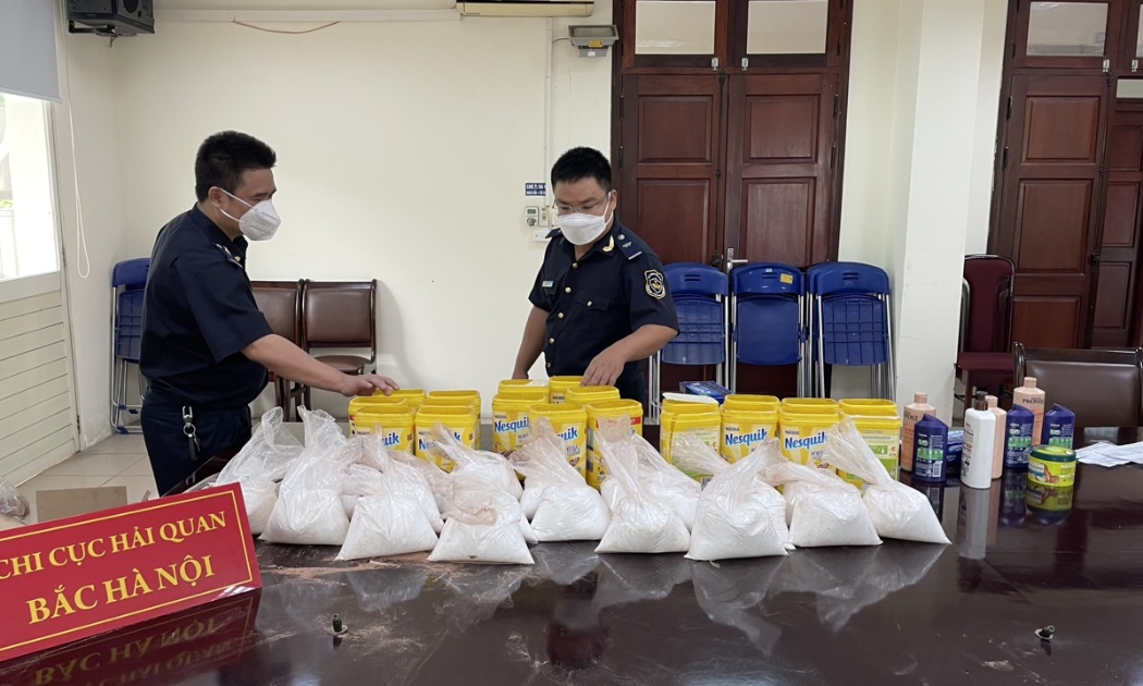 Cơ quan chức năng kiểm tra các hộp cacao và phát hiện các gói tinh thể màu trắng, nghi là ketamin.