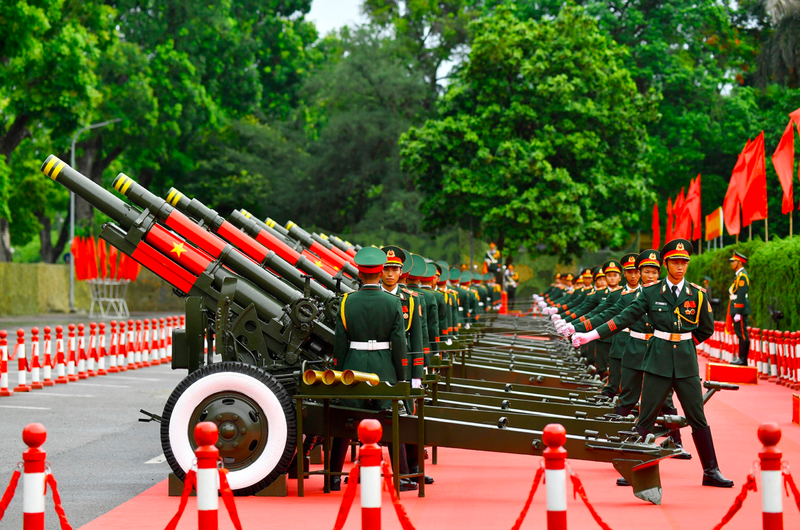 21 loạt đại bác bắn từ Hoàng thành Thăng Long trong nghi thức chào đón cao nhất dành cho nguyên thủ Hàn Quốc đến Việt Nam - Ảnh: VGP