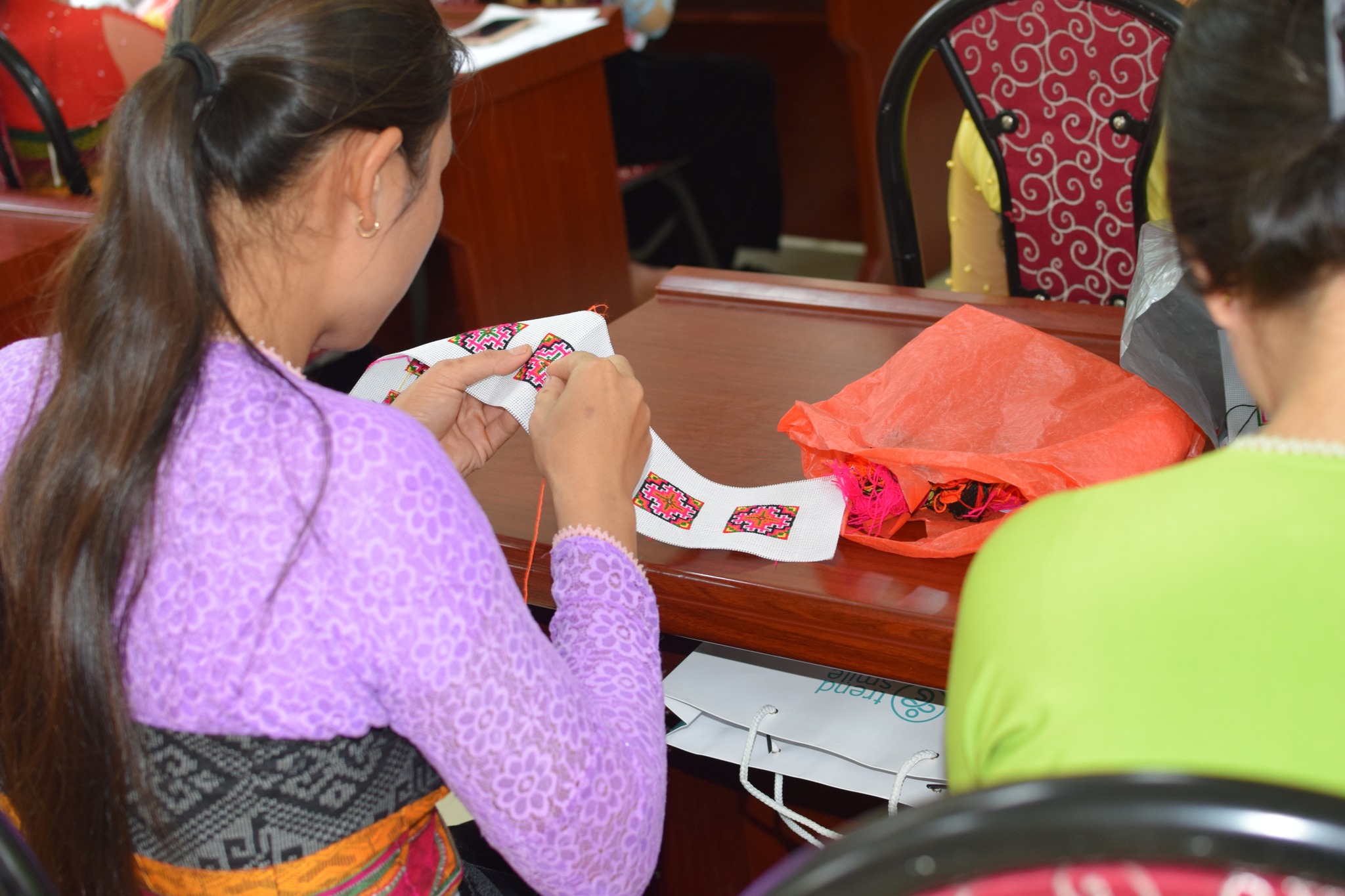 Thanh ni&ecirc;n d&acirc;n tộc thiểu số được hỗ trợ học nghề, tạo việc l&agrave;m.