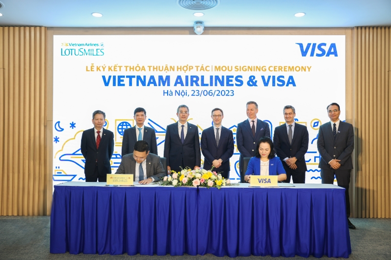 Visa signs MoU with Vietnam Airlines