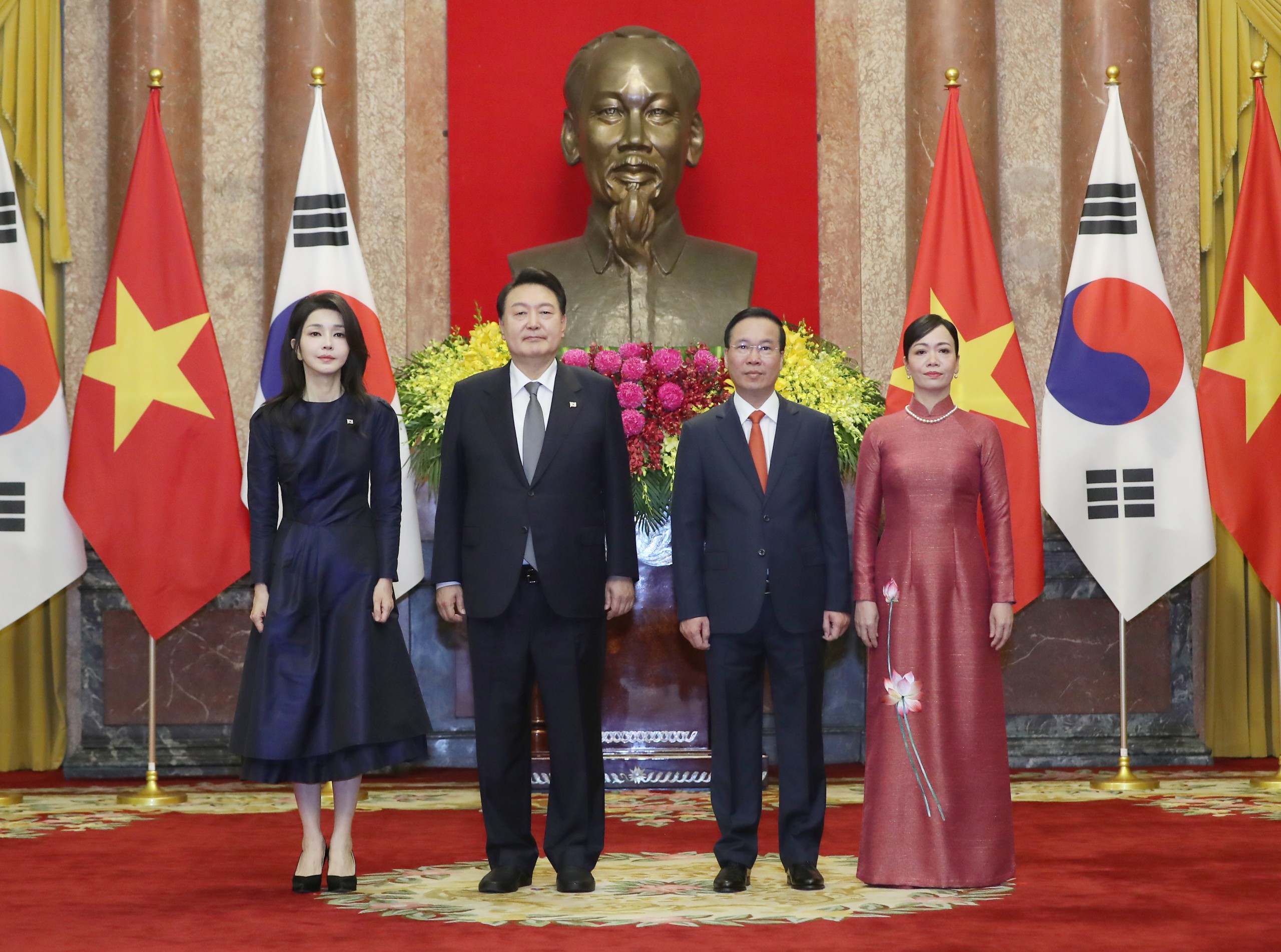 Chủ tịch nước Võ Văn Thưởng và Phu nhân Phan Thị Thanh Tâm chào đón Tổng thống Yoon Suk Yeol và Phu nhân Kim Keon Hee thăm cấp Nhà nước tới Việt Nam - Ảnh: Việt Dũng.