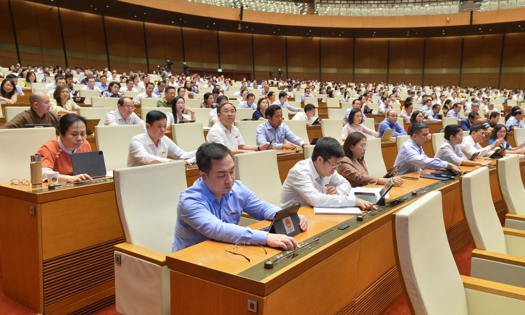 Các đại biểu Quốc hội biểu quyết thông qua Luật sửa đổi, bổ sung một số điều của Luật Công an nhân dân. Ảnh - Quochoi.vn.