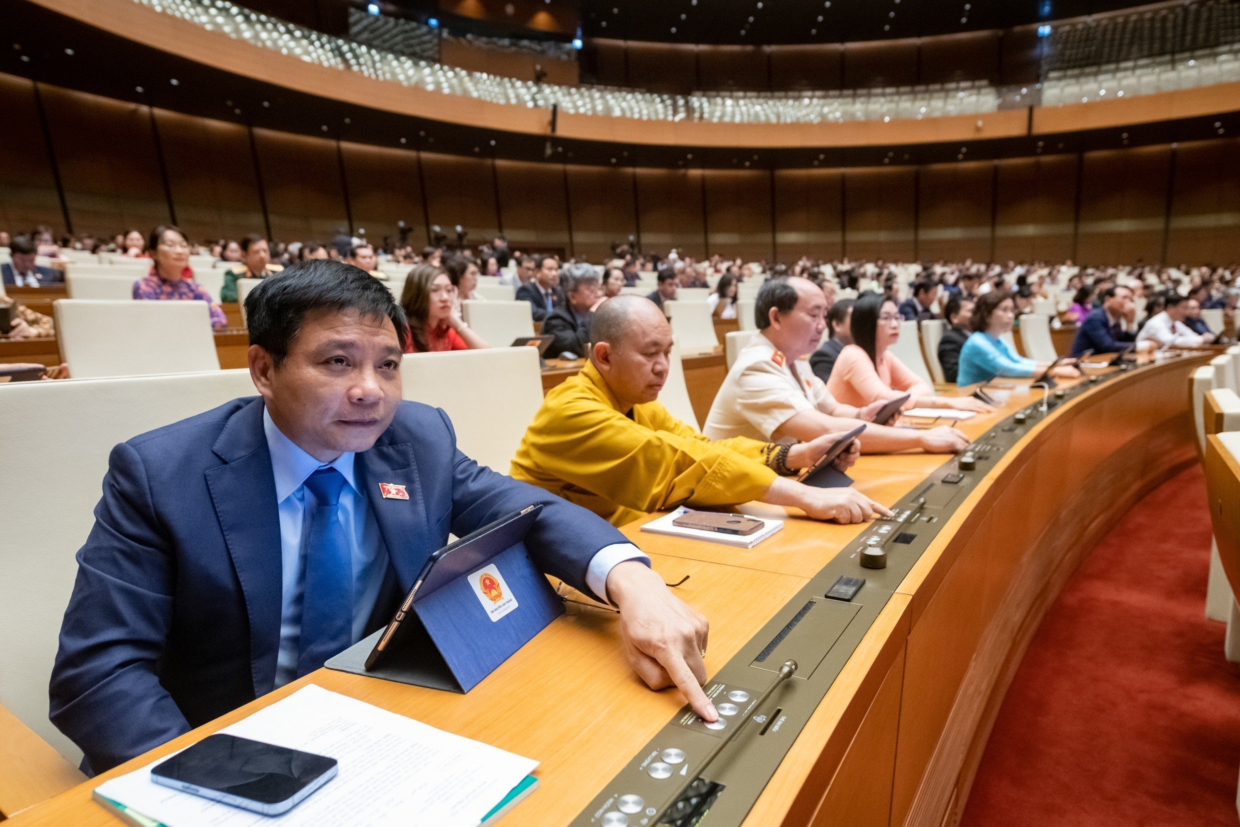 Các đại biểu bấm nút biểu quyết - Ảnh: Quochoi.vn