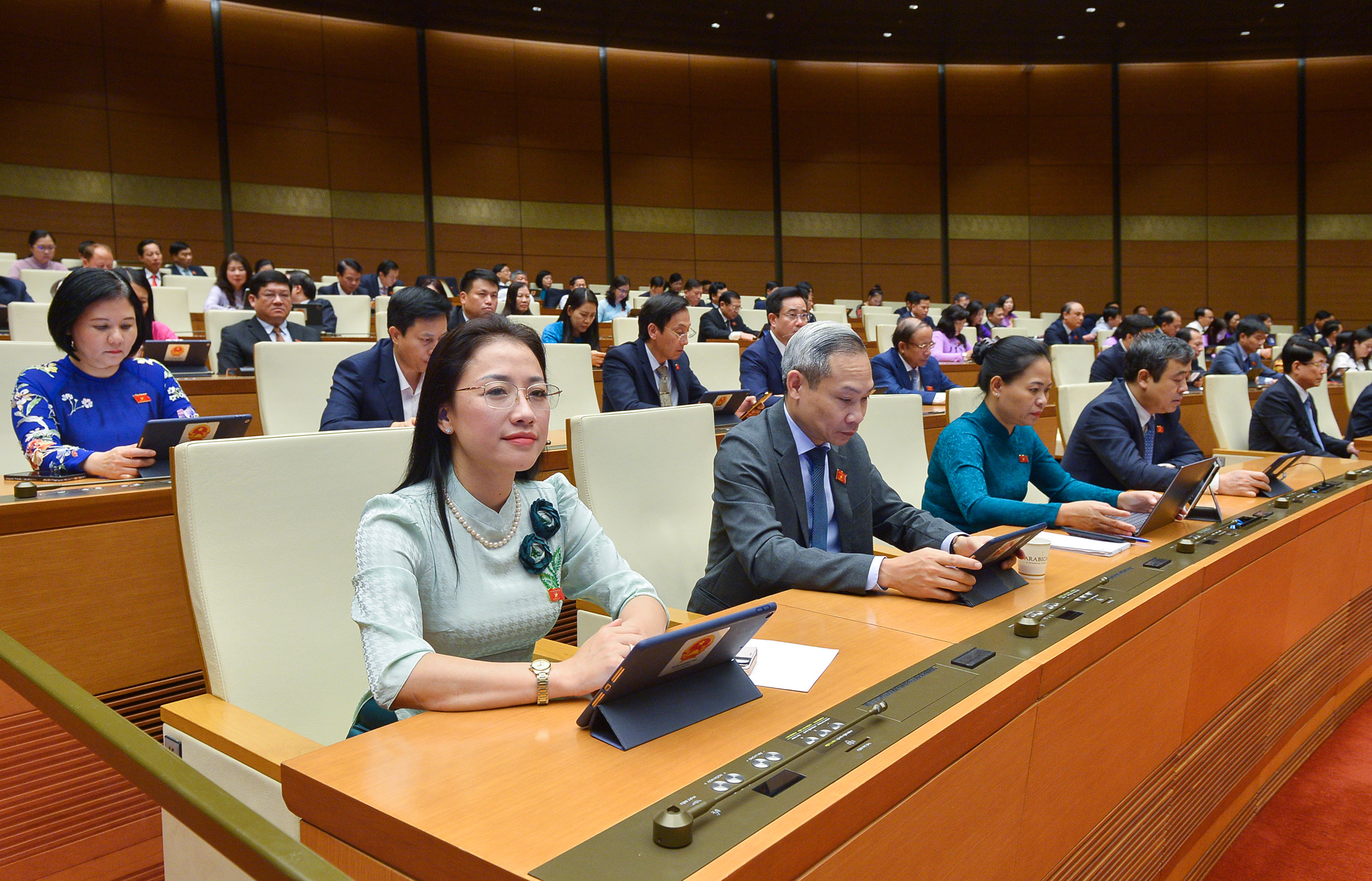 C&aacute;c đại biểu bấm n&uacute;t biểu quyết th&ocirc;ng qua Nghị quyết -&nbsp;Ảnh: Quochoi.vn